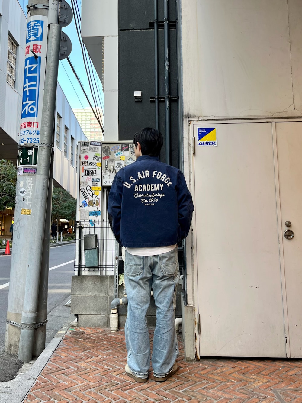 「今日のコーデ、春色、ネイビー、アメカジ、アメカジコーデ、ミリタリー、ストリート、デニム、デニムパンツ、AVIREX、ラフ、ラクチンコーデ」｜「AVIREXのFADE USAF ACADEMY JACKET / フェイド USAF アカデミー ジャケット / AVIREX / アヴィレックス（ブルゾン、ブルー系）」を使った、しゅうとさん（メンズ・172cm）の冬コーディネートの1枚目の写真