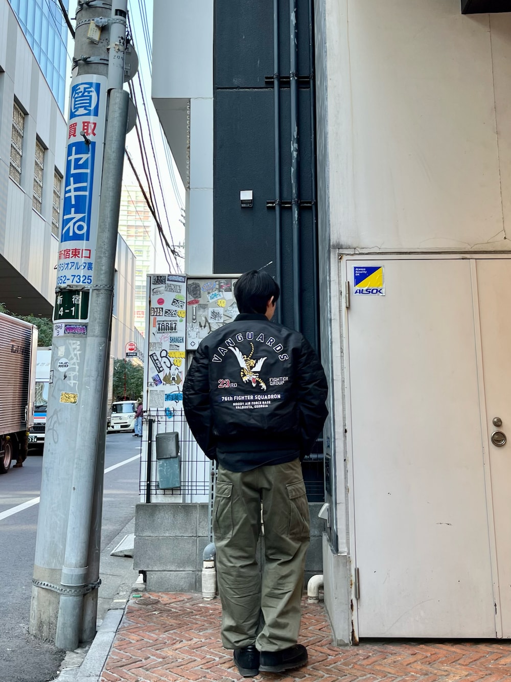 「今日のコーデ、春色、大人ファッション、AVIREX、ストリートコーデ、ミリタリー、アメカジ、ラクチンコーデ、ラフ、カーゴパンツ、カーキ、アウター」｜「AVIREXのMA-1 "VANGUARDS" / MA-1 "ヴァンガーズ" / AVIREX / アヴィレックス（ミリタリージャケット、ブラック系）」を使った、しゅうとさん（メンズ・172cm）の冬コーディネートの1枚目の写真