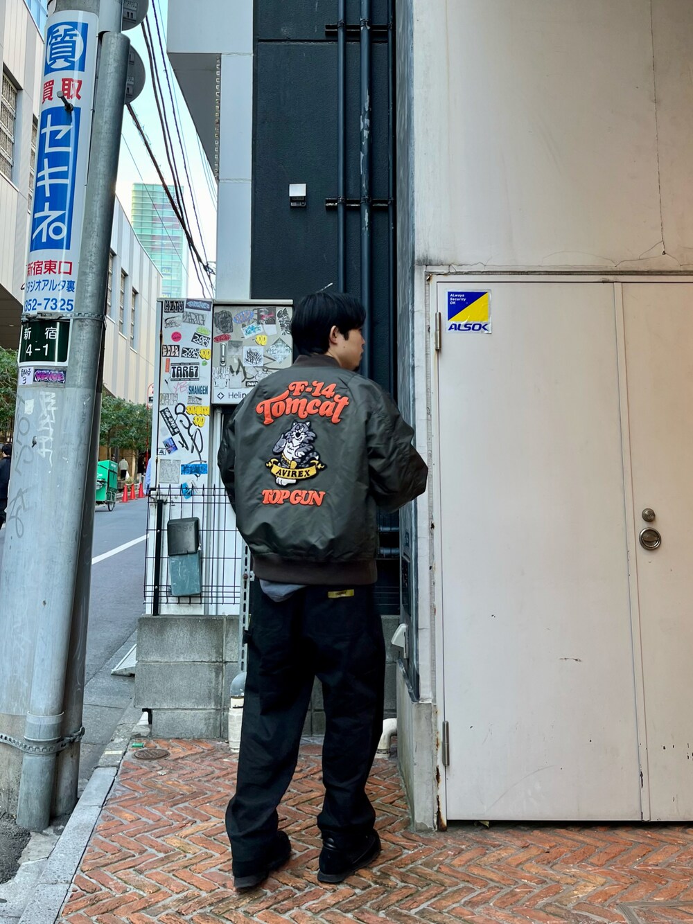 「冬アウター、秋コーデ、MA-1、ミリタリー、アメカジ、ストリート、オーバーサイズ、ラフ、スニーカー、ブーツ、ゆるコーデ、秋冬」｜「AVIREXのLIGHT MA-1 TOMCAT / ライト MA-1 トムキャット / AVIREX / アヴィレックス（MA-1、グレー系）」を使った、しゅうとさん（メンズ・172cm）の秋コーディネートの1枚目の写真