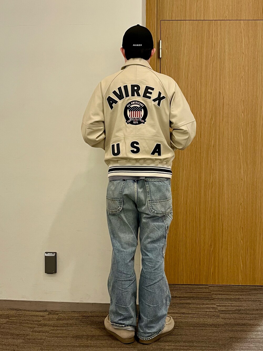 「デニムパンツ、レザー、レザージャケット、アウター、デニム、キャップ、ストリート、アメカジ、AVIREX、ラクチンコーデ」｜「AVIREXのLIGHT SIGNATURE VARSITY JACKET / ライト シグネチャー バーシティ ジャケット / AVIREX / アヴィレックス（スタジャン、その他）」を使った、しゅうとさん（メンズ・172cm）の春コーディネートの1枚目の写真
