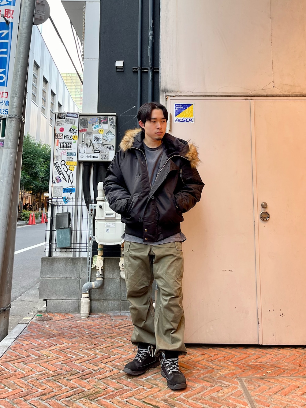 「秋冬コーデ、シンプルコーデ、きれいめカジュアル、オーバーサイズ、ブラック、ミリタリー、アウター、AVIREX、MA-1、N2B」｜「AVIREXのN-2B コマーシャル/ N-2B COMMERCIAL（ミリタリージャケット、ブラック系）」を使った、しゅうとさん（メンズ・172cm）の秋コーディネートの1枚目の写真
