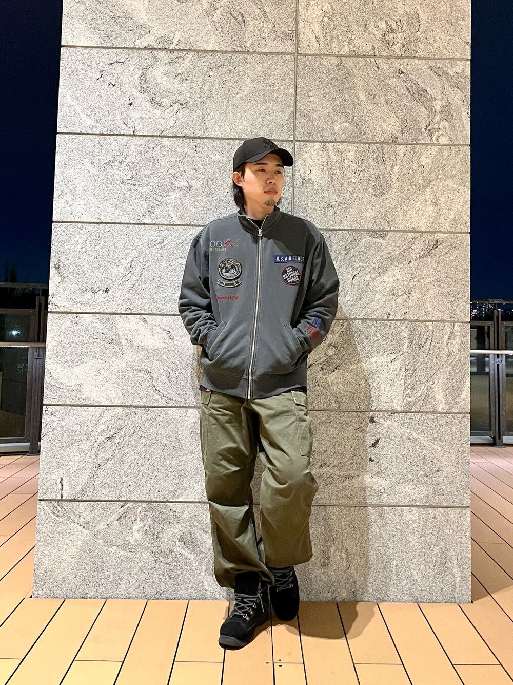 「シンプル、カーゴパンツ、ミリタリー、ブーツ、キャップ、ブラック、オーバーサイズ、ゆるコーデ、ラフ、ラクチンコーデ」｜「AVIREXのL/S FADE WASH STAND ZIP SWEAT NYC ANG / フェイドウォッシュ スタンドジップ スウェット NYC ANG / AVIREX / アヴィレックス（スウェット、グレー系）」を使った、しゅうとさん（メンズ・172cm）の冬コーディネートの1枚目の写真