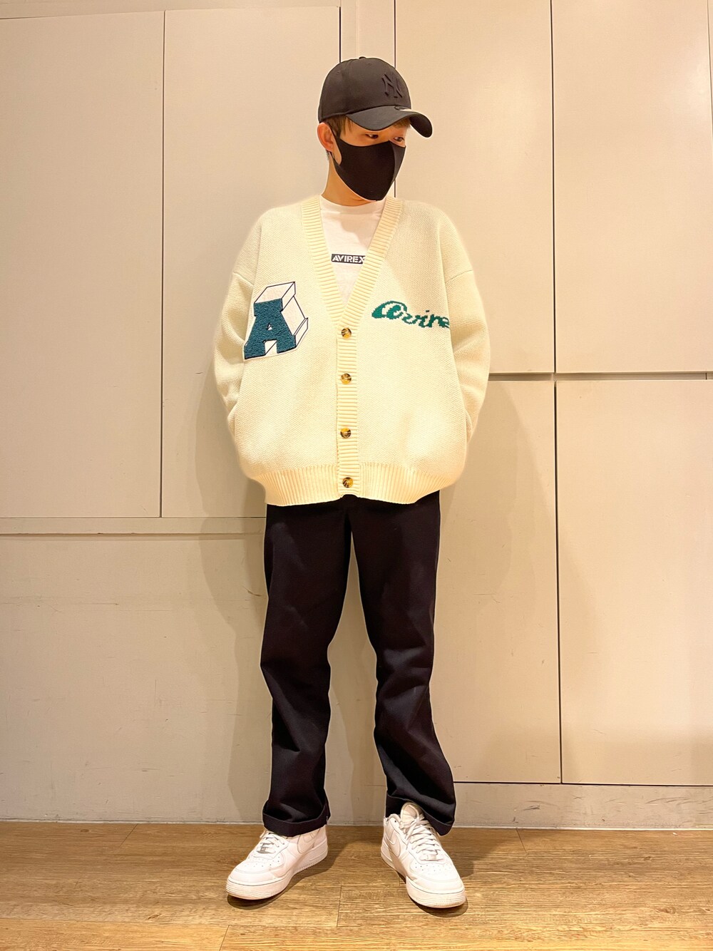 「カーディガン、スニーカー、ビッグシルエット、シンプル、キャップ、スニーカーコーデ、春、シンプルコーデ、春コーデ、ゆるコーデ」｜「AVIREXの【直営店限定】バンダナプリント ボックス ロゴ 長袖 Tシャツ / BANDANA PRINT BOX LOGO LS T-SHIRT/アヴィレックス/AVIREX（Tシャツ/カットソー、ブラック系）」を使った、しゅうとさん（メンズ・172cm）の冬コーディネートの1枚目の写真