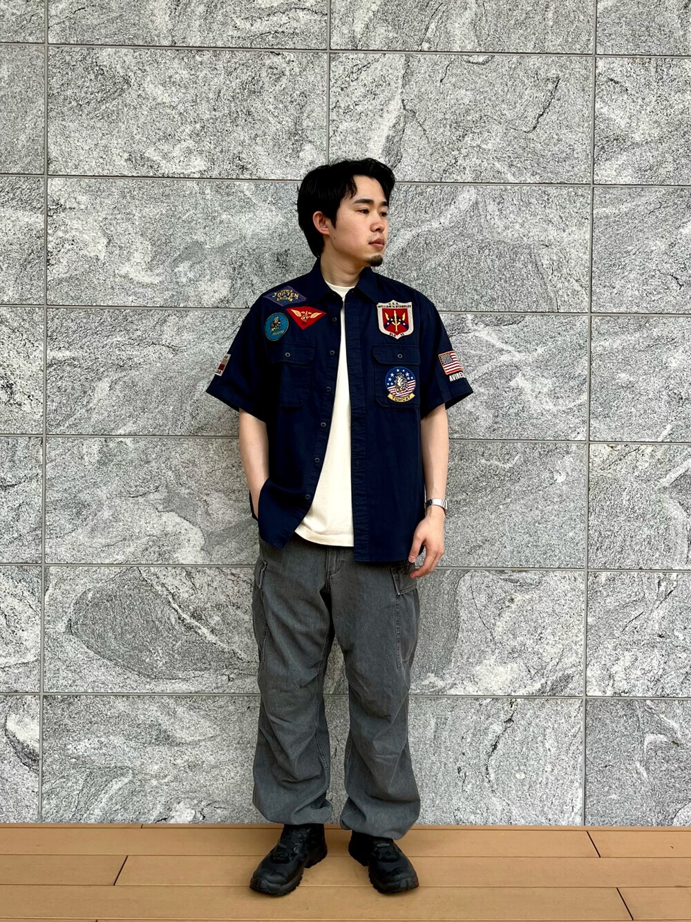 「半袖シャツ、夏服、カーゴパンツ、デニム、ミリタリー、アメカジ、AVIREX、ラクチンコーデ、ラフ、シャツスタイル」｜「AVIREXのTOPGUN SHORT SLEEVE SHIRT / トップガン 半袖 シャツ / AVIREX / アヴィレックス（シャツ/ブラウス、ブルー系）」を使った、しゅうとさん（メンズ・172cm）の春コーディネートの1枚目の写真