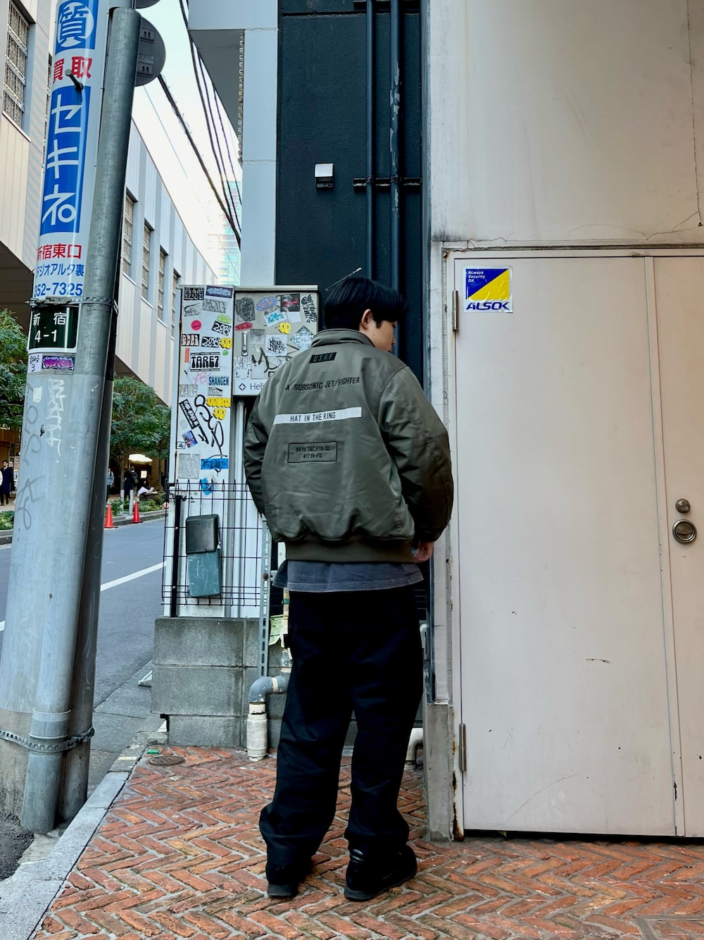 「オリーブ、AVIREX、ミリタリー、アウター、大人コーデ、ラフ、ラクチンコーデ、ストリート、オーバーサイズ、ブラック、ブーツ、冬アウター」｜「AVIREXのSTENCIL JACKET "HAT IN THE RING" / ステンシル ジャケット "ハット イン ザ リング"/ AVIREX / アヴィレックス（MA-1、グリーン系）」を使った、しゅうとさん（メンズ・172cm）の秋コーディネートの1枚目の写真