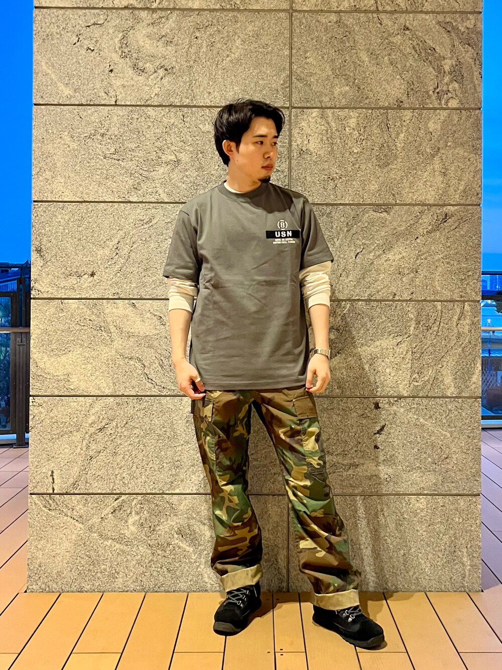 「春服、リラックススタイル、カジュアルコーデ、ミリタリー、アメカジ、AVIREX、ラフ、ラクチンコーデ、アウトドアスタイル、春夏コーデ」｜「AVIREXのEIGHT BALLERS STENCIL PATCH T-SHIRT / エイトボーラーズ ステンシル パッチ Tシャツ / AVIREX / アヴィレックス（Tシャツ/カットソー、グリーン系）」を使った、しゅうとさん（メンズ・172cm）の春コーディネートの1枚目の写真