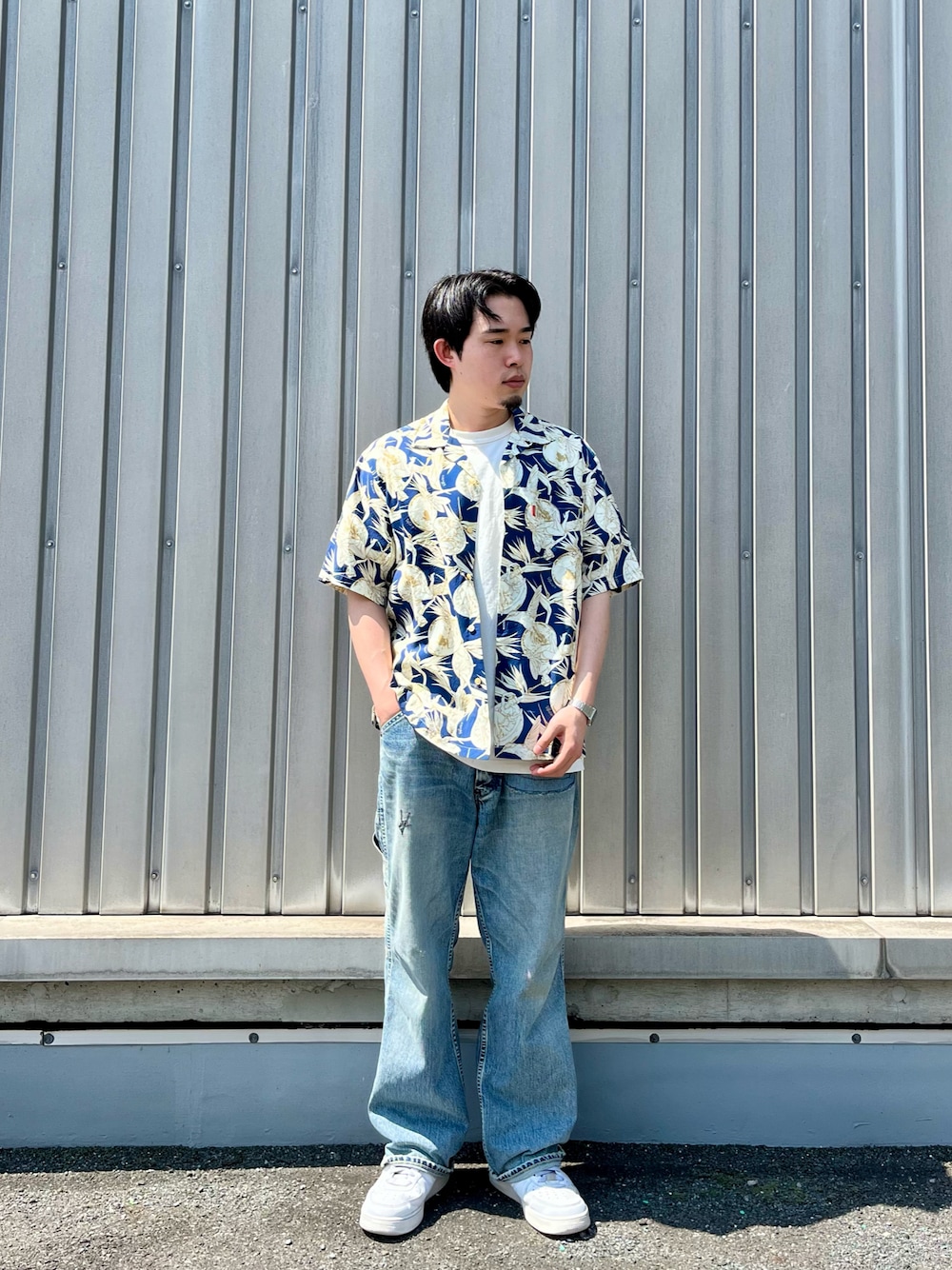 「柄シャツ、アロハシャツ、半袖、夏コーデ、シャツスタイル、デニム、ラフ、AVIREX、アメカジ、ラクチンコーデ」｜「AVIREXのSLEEVESHIRT ALOHA SHIRT ORANGE＆GIRL / 半袖アロハシャツ オレンジ アンド ガール / AVIREX / アヴィレックス（シャツ/ブラウス、ブルー系）」を使った、しゅうとさん（メンズ・172cm）の春コーディネートの1枚目の写真