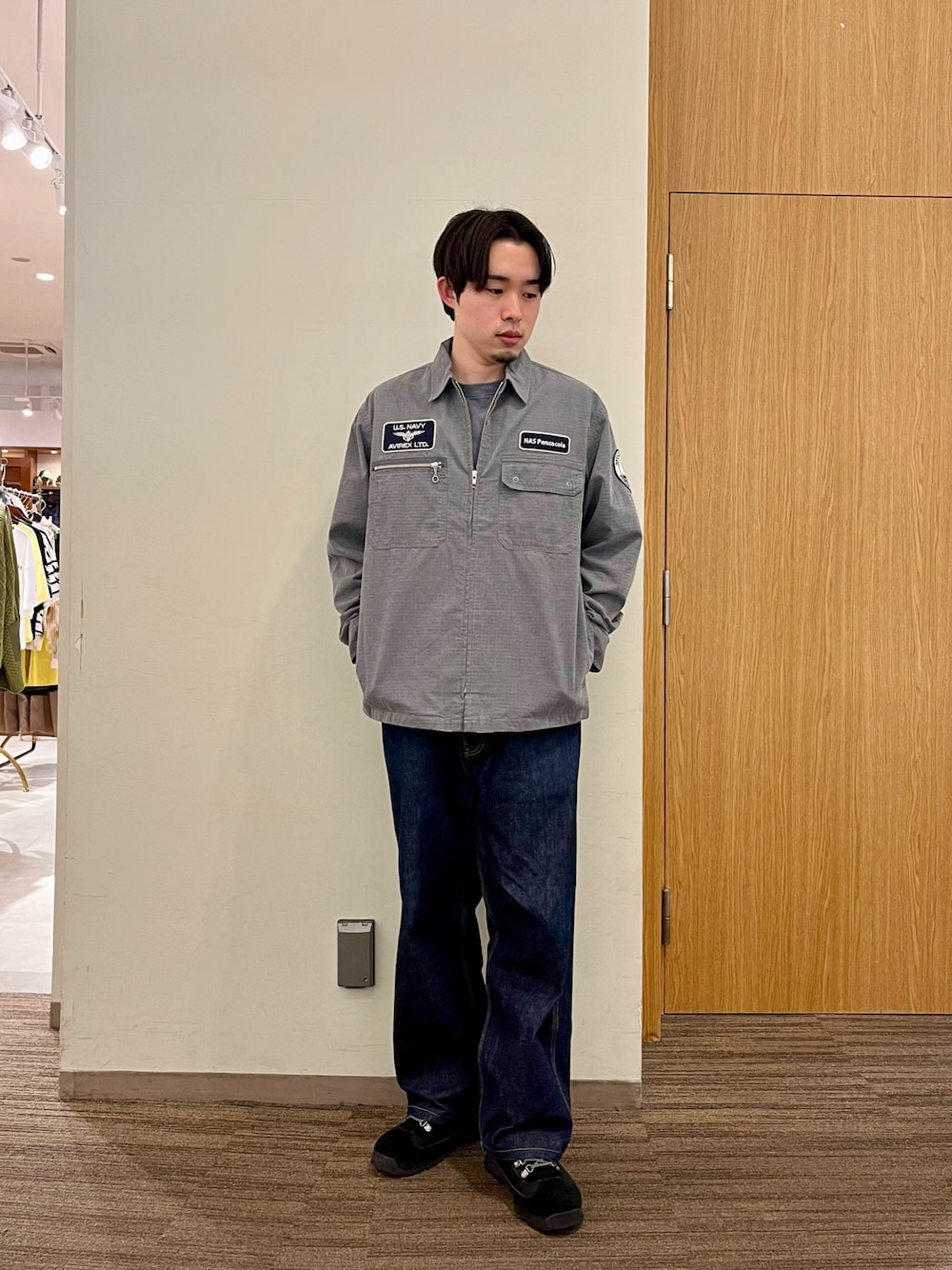 「メンズファッション、カジュアルコーデ、今日のコーデ、休日コーデ、ラクチンコーデ、アメカジ、ミリタリー、AVIREX、デニム、春服」｜「AVIREXの《直営店限定》PIGMENT ZIP UP JACKET / ピグメント ジップアップ ジャケット / AVIREX / アヴィレックス（その他アウター、グレー系）」を使った、しゅうとさん（メンズ・172cm）の冬コーディネートの1枚目の写真