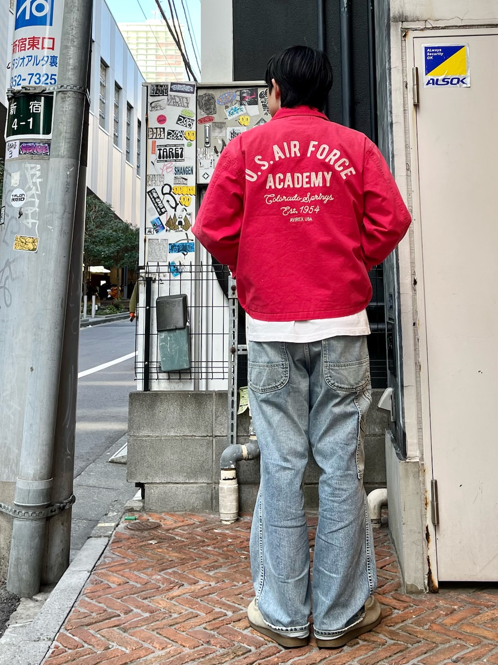 「今日のコーデ、アメカジ、アメカジコーデ、ラフ、ラクチンコーデ、ストリート、ミリタリー、デニム、デニムパンツ、春色、AVIREX、オトナカジュアル」｜「AVIREXのFADE USAF ACADEMY JACKET / フェイド USAF アカデミー ジャケット / AVIREX / アヴィレックス（ブルゾン、ピンク系）」を使った、しゅうとさん（メンズ・172cm）の冬コーディネートの1枚目の写真