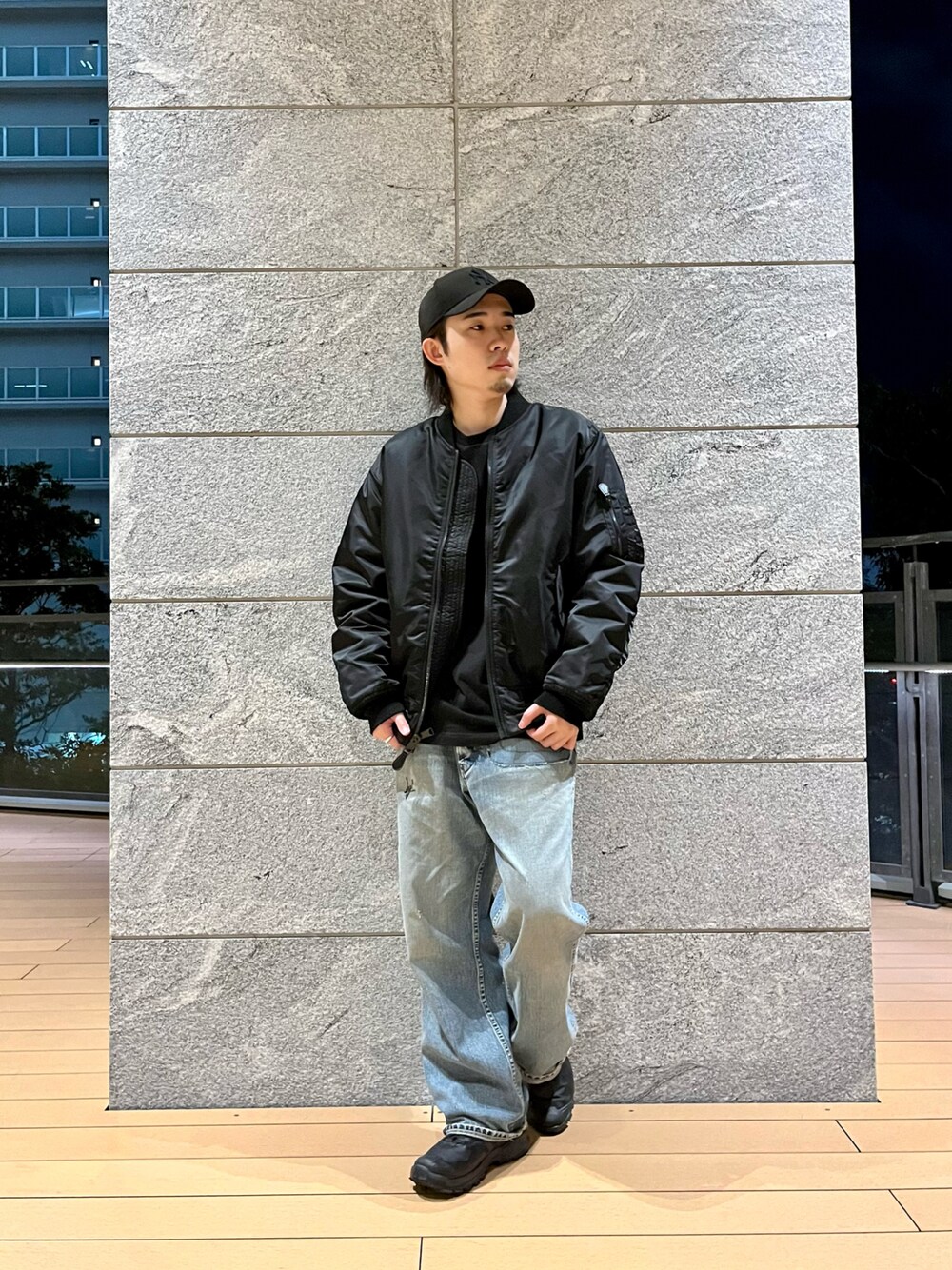 「黒、デニム、ペインターパンツ、AVIREX、ミリタリー、アメカジ、スニーカー、ストリート、オーバーサイズ、キヤップ」｜「AVIREXのMA-1 コマーシャル ロゴ/MA-1 COMMERCIAL LOGO / フライトジャケット / AVIREX / アヴィレックス（MA-1、ブラック系）」を使った、しゅうとさん（メンズ・172cm）の秋コーディネートの1枚目の写真