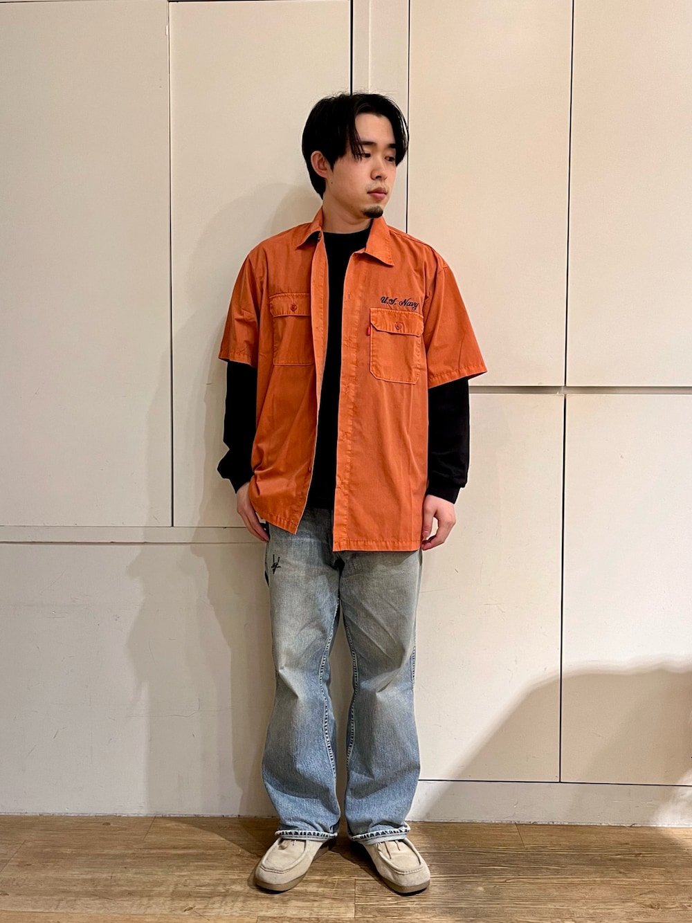 「春服、春コーデ、AVIREX、アメカジ、ミリタリー、ラフ、ラクチンコーデ、デニム、シャツスタイル、オーバーサイズ」｜「AVIREXのSHORTSLEEVE FADED WORK SHIRT BLUE ANGELS / フェイド ワークシャツ ブルーエンジェルス / AVIREX / アヴィレックス（シャツ/ブラウス、オレンジ系）」を使った、しゅうとさん（メンズ・172cm）の春コーディネートの1枚目の写真