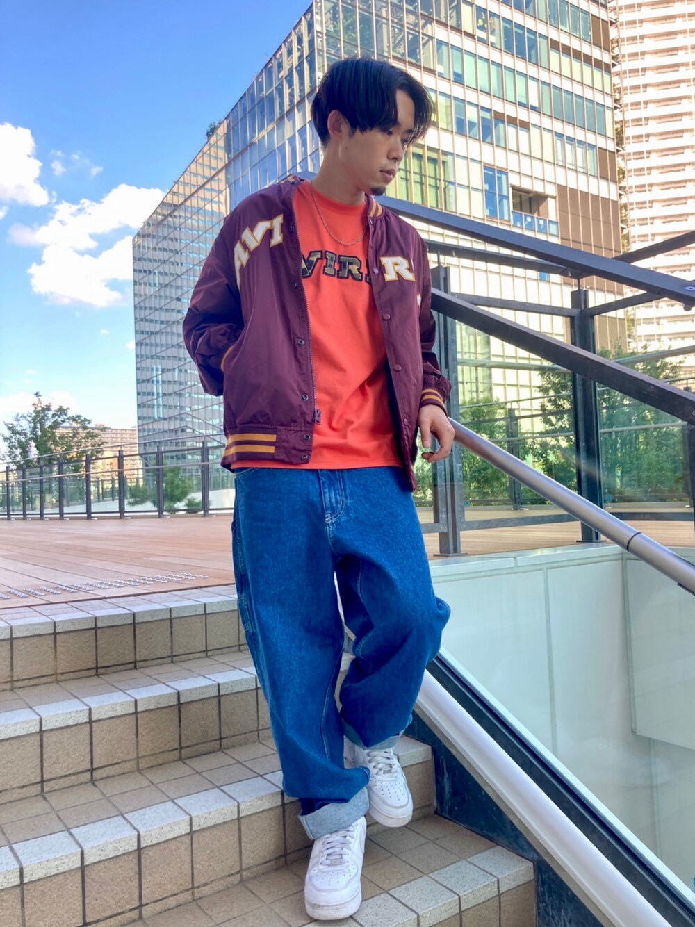 「スニーカー、デニム、スタジャン、秋のコーデ、ストリート、スニーカーコーデ、休日コーデ、ゆるコーデ、秋、秋ルック紹介するよ」｜「AVIREXの《REBUILD COLLECTION》長袖 シェニール ロゴ Tシャツ / L/S CHENILLE LOGO T-SHIRT（Tシャツ/カットソー、オレンジ系）」を使った、しゅうとさん（メンズ・172cm）の秋コーディネートの1枚目の写真