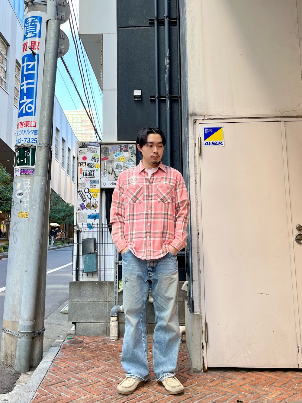 「今日のコーデ、春色、アメカジ、ラフ、ラクチンコーデ、メンズファッション、春コーデ、デニム、デニムパンツ、AVIREX、ストリート、春」｜「AVIREXのFADE CHECK SHIRT "USAFA" / フェイド チェックシャツ / AVIREX / アヴィレックス（シャツ/ブラウス、ピンク系）」を使った、しゅうとさん（メンズ・172cm）の冬コーディネートの1枚目の写真
