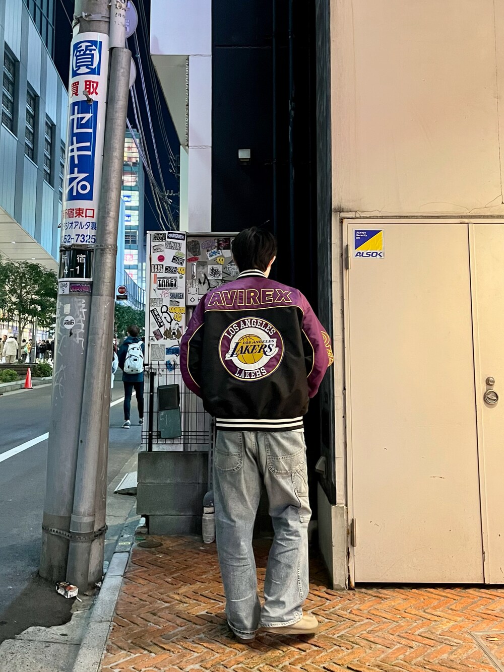 「休日コーデ、スニーカー、ストリート、デニム、デニムパンツ、アメカジ、アメカジコーデ、ラフ、ラクチンコーデ、AVIREX、オーバーサイズ、冬コーデ」｜「AVIREXの【直営店限定】JAPAN MADE PAINTER PANTS / 日本製 / ペインターパンツ / AVIREX / アヴィレックス（デニムパンツ、その他）」を使った、しゅうとさん（メンズ・172cm）の冬コーディネートの1枚目の写真