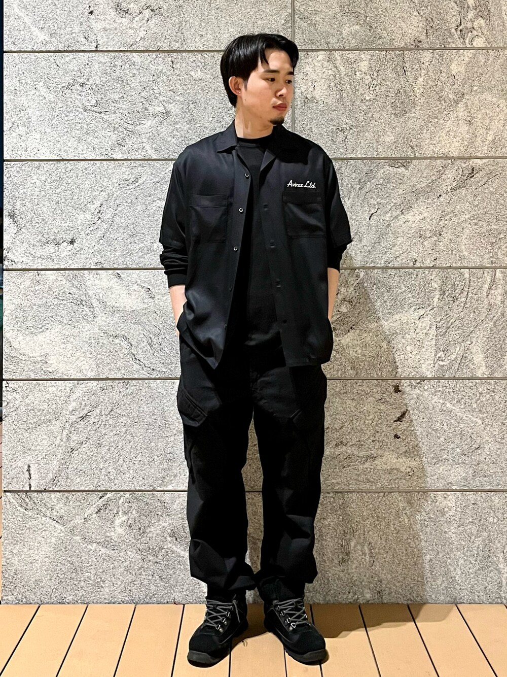 「春、ラクチンコーデ、ラフ、シャツスタイル、ブラック、AVIREX、ミリタリー、アメカジ、ストリート、夏コーデ」｜「AVIREXの《直営店限定》BOWLING SHIRT MIAMI / ボーリング シャツ マイアミ / AVIREX / アヴィレックス（シャツ/ブラウス、ブラック系）」を使った、しゅうとさん（メンズ・172cm）の春コーディネートの1枚目の写真