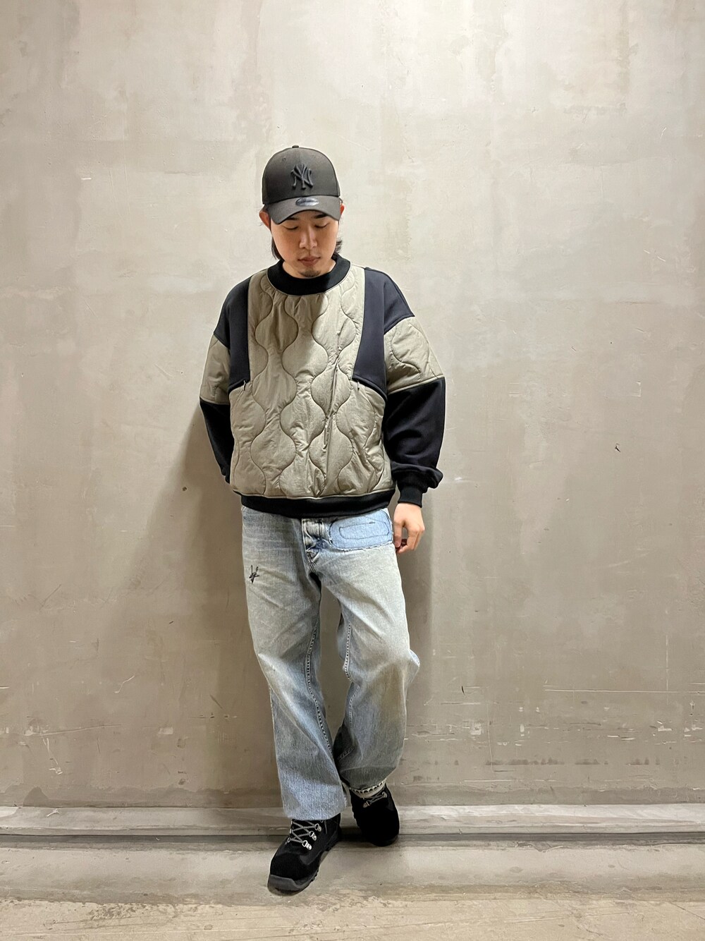 「秋服、休日コーデ、キルティングジャケット、トレーナー、デニム、ミリタリー、オーバーサイズ、AVIREX、ラフ、キャップ」｜「AVIREXの《AVIREX × EXPANSION》COMBI CREW JACKET / コンビ クルー ジャケット（スウェット、グレー系）」を使った、しゅうとさん（メンズ・172cm）の秋コーディネートの1枚目の写真