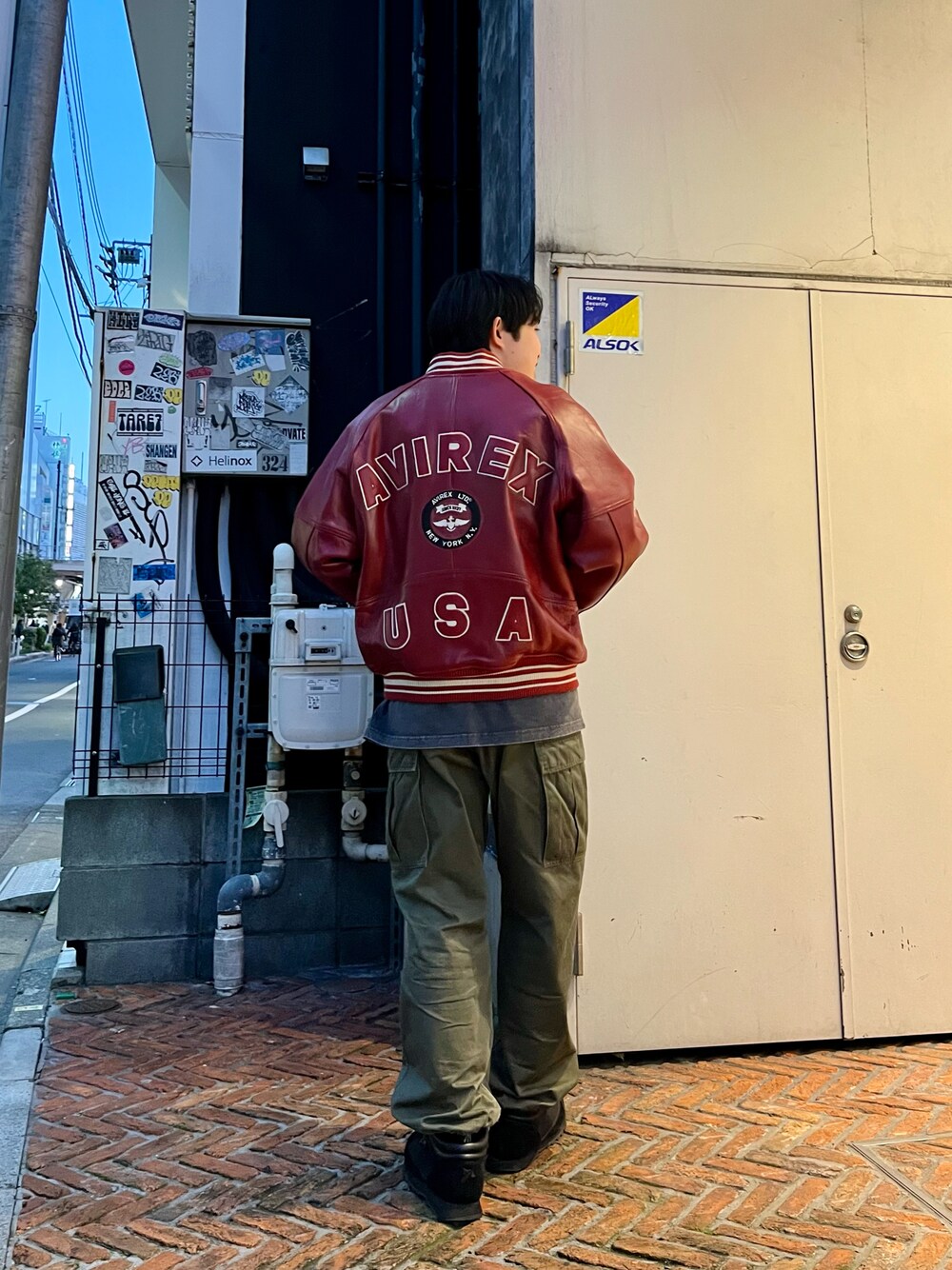 「冬アウター、アウター、ブーツ、レザー、レザージャケット、スタジャン、アメカジ、ミリタリー、ストリート、AVIREX、ラフ、オーバーサイズ、カーゴパンツ」｜「AVIREXのヴァーシティ ジャケット/ VARSITY JACKET（その他アウター、レッド系）」を使った、しゅうとさん（メンズ・172cm）の秋コーディネートの1枚目の写真