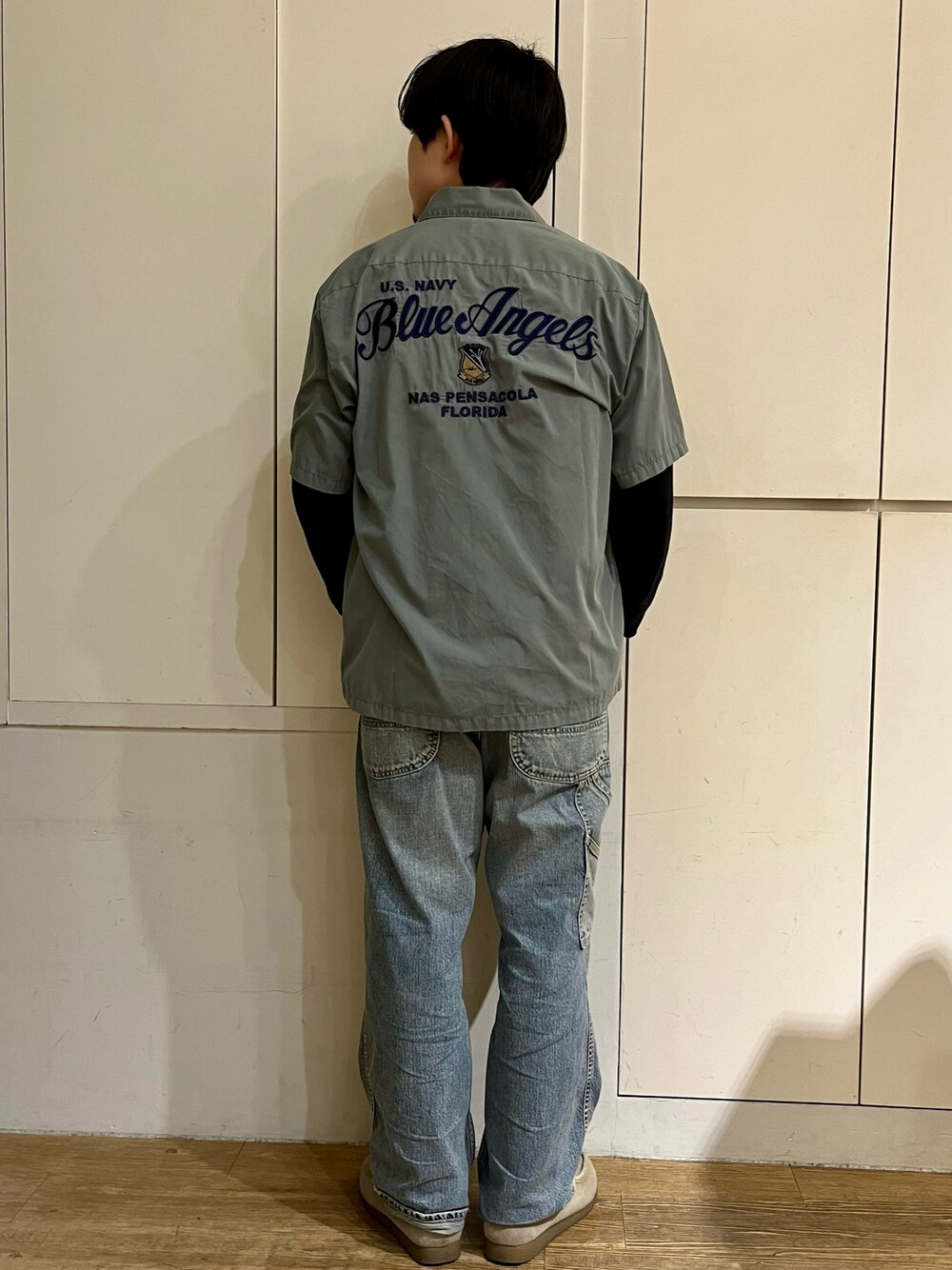 「春服、レイヤードスタイル、アメカジ、春コーデ、ラクチンコーデ、ラフ、ミリタリー、AVIREX、デニム、シャツスタイル」｜「AVIREXのSHORTSLEEVE FADED WORK SHIRT BLUE ANGELS / フェイド ワークシャツ ブルーエンジェルス / AVIREX / アヴィレックス（シャツ/ブラウス、グリーン系）」を使った、しゅうとさん（メンズ・172cm）の春コーディネートの1枚目の写真