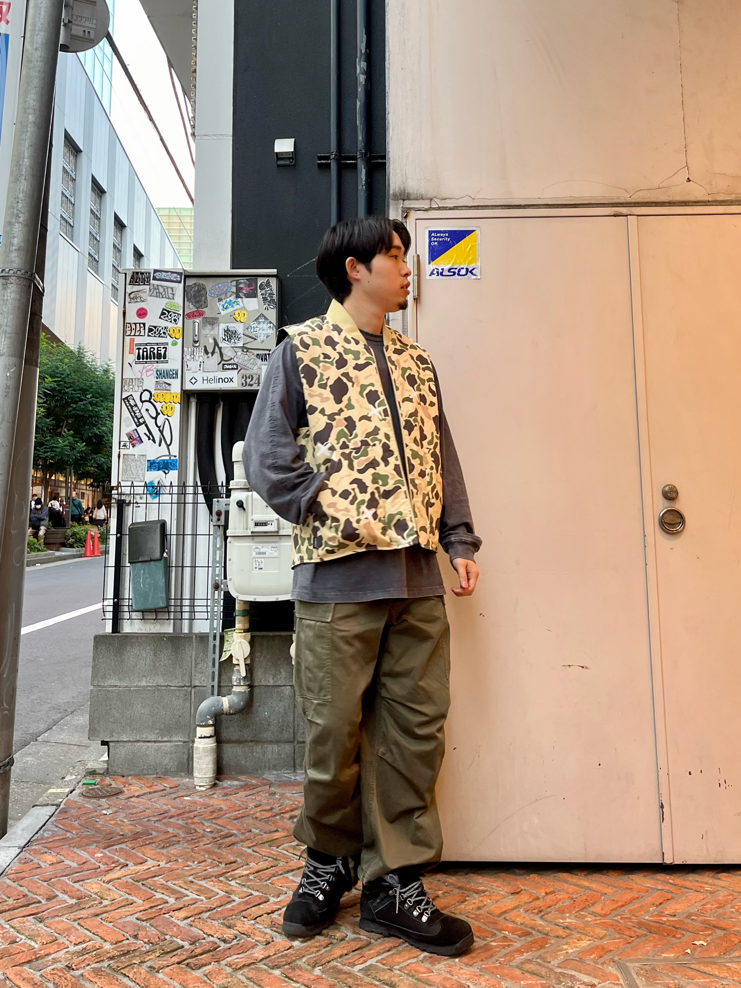 「秋冬コーデ、AVIREX、ミリタリー、ストリート、ベスト、キルティング、リバーシブル、ブーツ、迷彩、オーバーサイズ、ラフ、ラクチンコーデ」｜「AVIREXのREVERSIBLE DUCK CAMO VEST / リバーシブル ダックカモ ベスト / AVIREX / アヴィレックス（ベスト、ブラック系）」を使った、しゅうとさん（メンズ・172cm）の秋コーディネートの1枚目の写真