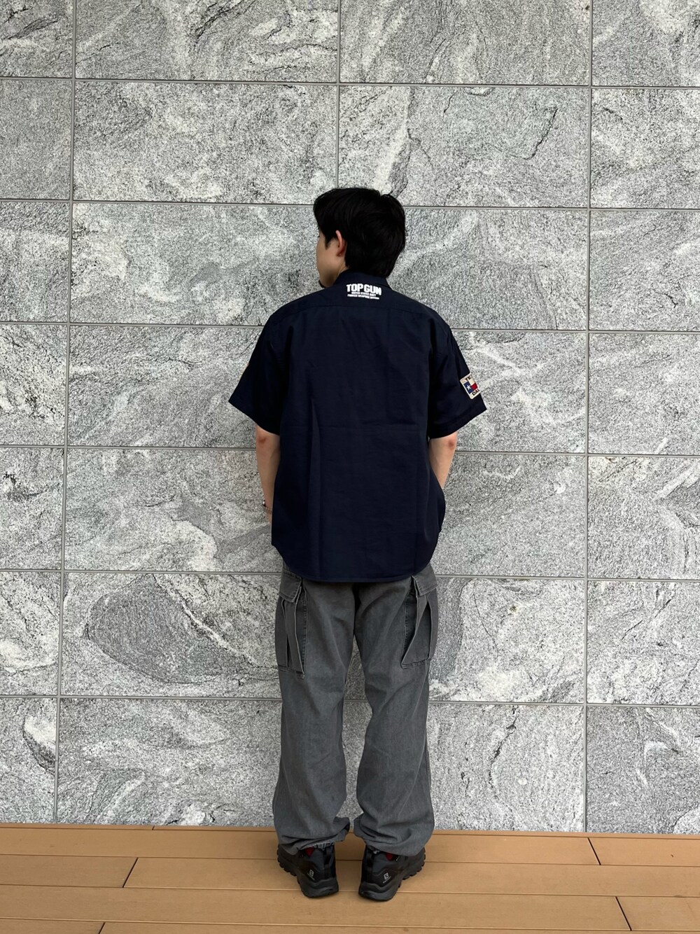 「半袖シャツ、夏服、スニーカー、シャツスタイル、ミリタリー、アメカジ、TOPGUN、AVIREX、ラフ、カーゴパンツ」｜「AVIREXのTOPGUN SHORT SLEEVE SHIRT / トップガン 半袖 シャツ / AVIREX / アヴィレックス（シャツ/ブラウス、ブルー系）」を使った、しゅうとさん（メンズ・172cm）の春コーディネートの1枚目の写真