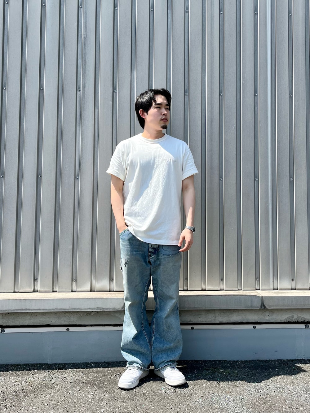 「ロゴT、シンプルコーデ、シンプルスタイル、デニム、アメカジ、アメカジコーデ、AVIREX、ラクチンコーデ、ラフ、白Tシャツ」｜「AVIREXの《直営店限定》FADE WASH T-SHIRT "PENSACOLA" / フェードウォッシュ Tシャツ "ペンサコーラ" / AVIREX / アヴィレックス（Tシャツ/カットソー、ホワイト系）」を使った、しゅうとさん（メンズ・172cm）の春コーディネートの1枚目の写真