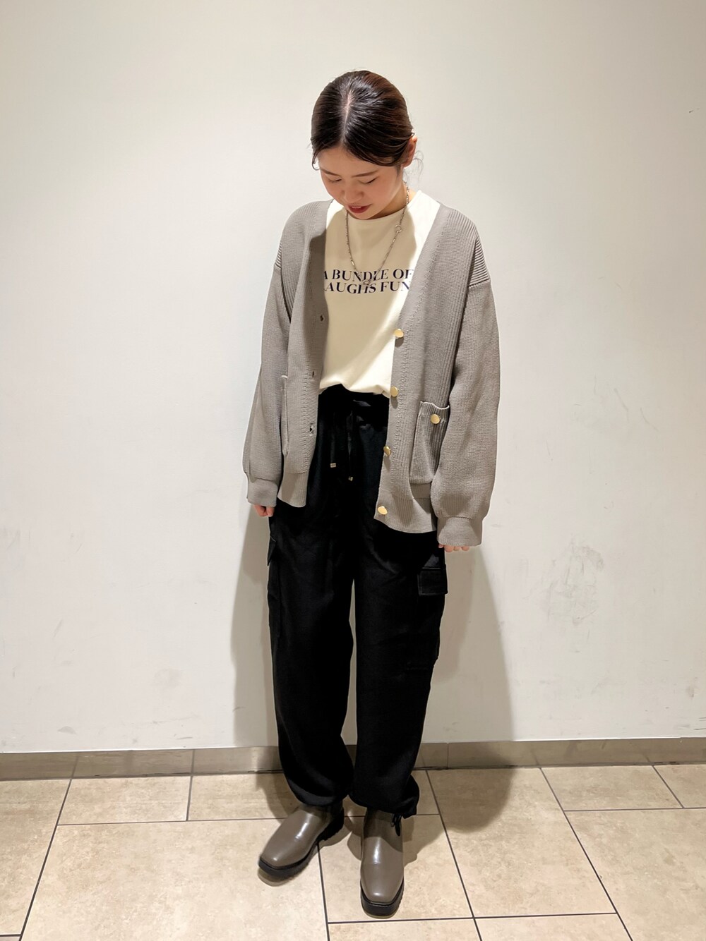 「秋、きれいめカジュアル、オトナカジュアル、サイドゴアブーツ、Samansa Mos2 blue、カーゴパンツ、ニットカーディガン、サマンサモスモスブルー」｜「Samansa Mos2 blueのアイテム（Tシャツ/カットソー、ベージュ系）」を使った、natsuhoさん（レディース・169cm）の秋コーディネートの1枚目の写真