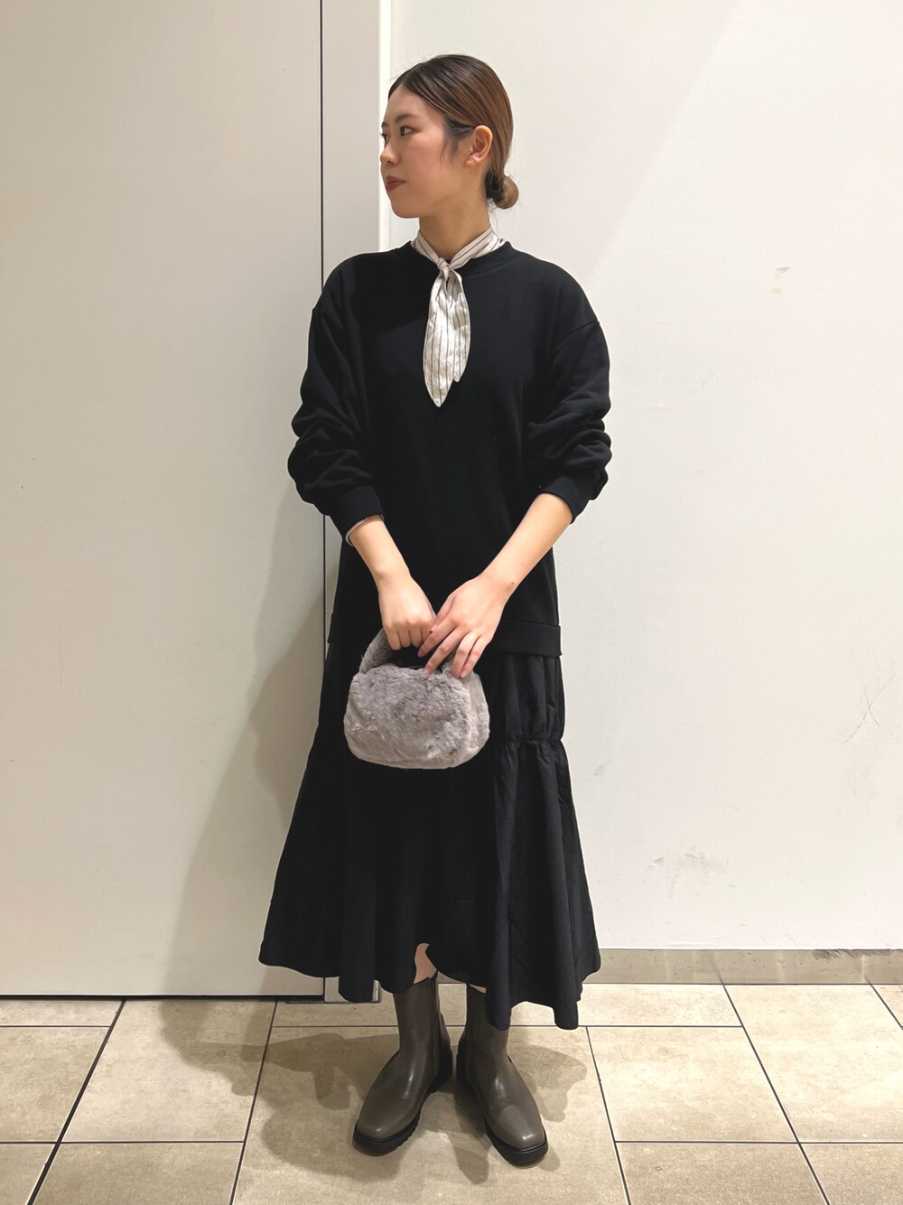 「秋冬コーデ、大人カジュアル、着回しコーデ、ショートブーツ、きれいめカジュアル、ドッキングワンピ、Samansa Mos2 blue、ファー小物、ボウタイブラウス」｜「Samansa Mos2 blueの裏毛ドッキングワンピース（ワンピース、ブラック系）」を使った、natsuhoさん（レディース・169cm）の秋コーディネートの1枚目の写真