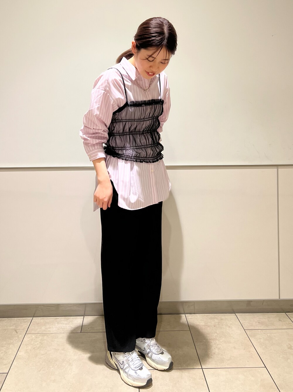 「春服コーデ、お花見コーデ、パンツコーデ、ピンク、シャツ、チュール、スニーカー、Samansa Mos2 blue、NIKE」｜「Samansa Mos2 blueのマルチスタイルシャツ（シャツ/ブラウス、ピンク系）」を使った、natsuhoさん（レディース・169cm）の春コーディネートの1枚目の写真