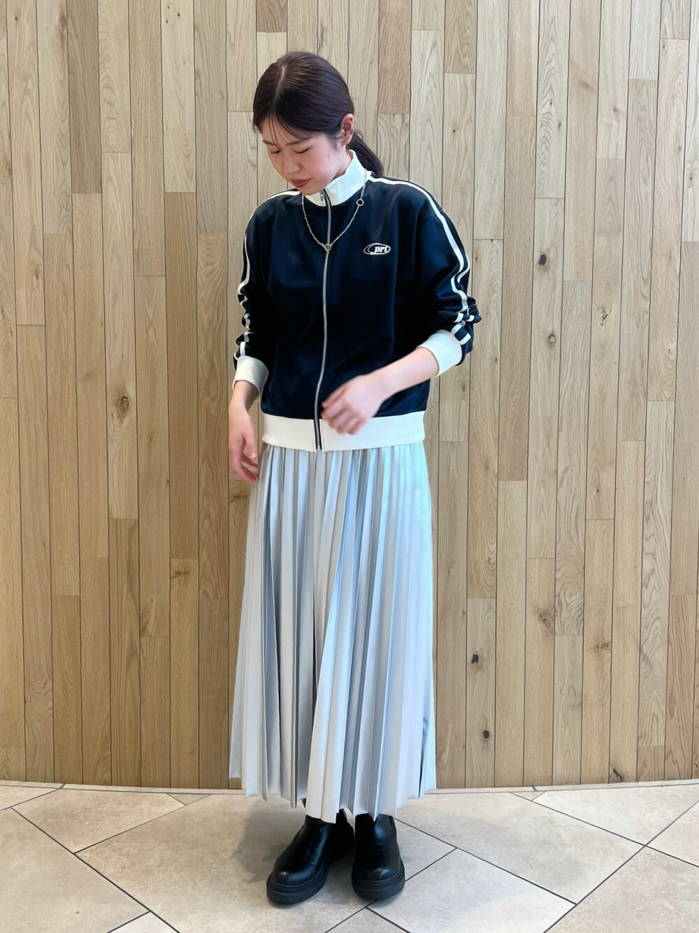 「春ファッション、ootd、ネイビー、トラックジャケット、ロングスカート、プリーツスカート、シルバー、ehka sopo」｜「ehka sopoのトラックジャケット（ノーカラージャケット、ブルー系）」を使った、natsuhoさん（レディース・169cm）の春コーディネートの1枚目の写真