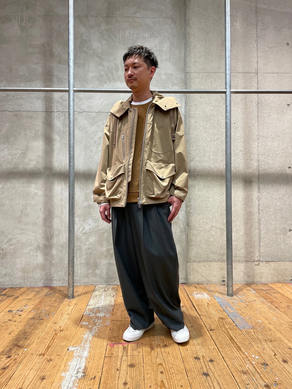 「スニーカー、マウンテンパーカー、スニーカーコーデ、ワイドパンツ、zucca、秋コーデ」｜「ZUCCaのコーデュラナイロンストレッチ/ブルゾン（ブルゾン、ベージュ系）」を使った、taneichiさん（メンズ・173cm）の秋コーディネートの1枚目の写真
