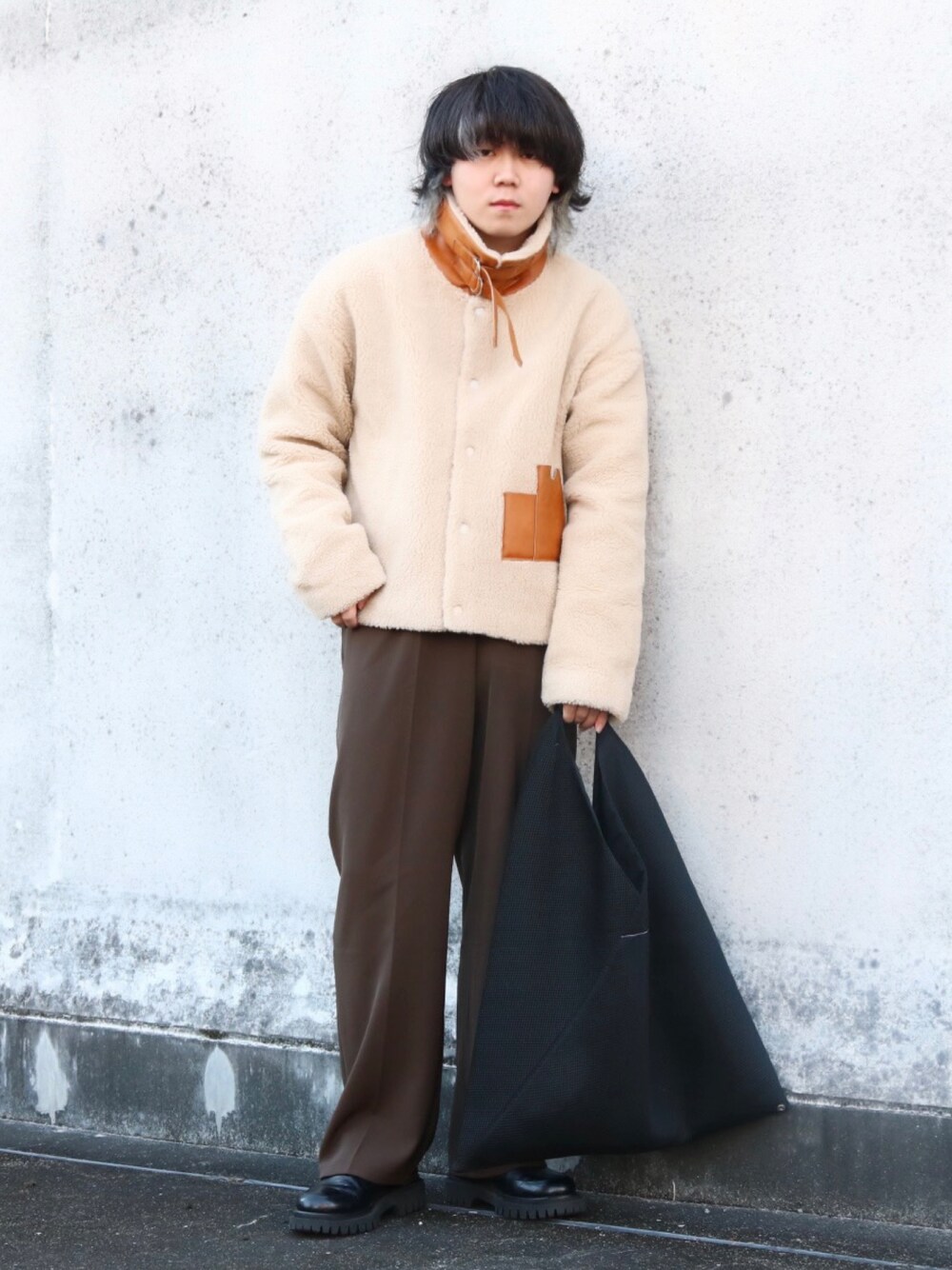 「私の推しブランド、冬コーデ、ボアジャケット、革靴、カラーパンツ、きれいめカジュアル、ワントーンコーデ、モード、プチプラ、レイヤードスタイル、あったかコーデ、チョコ色に染まれ、トートバッグ、低身長、休日スタイル」｜「MIXSEVENの【MIX SEVEN】【2021AW 】Leather Stitch Boa Blouson MX21AW13（ムートンコート、ベージュ系）」を使った、星さん（メンズ・163cm）の冬コーディネートの1枚目の写真
