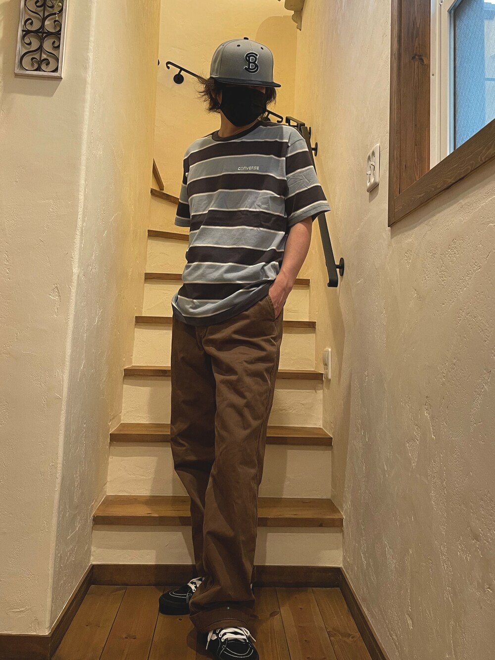 ブルー系のTシャツ/カットソー、ブラウン系のその他パンツ、ブラック系のスニーカーを着用したメンズの春コーディネートの1枚目の写真