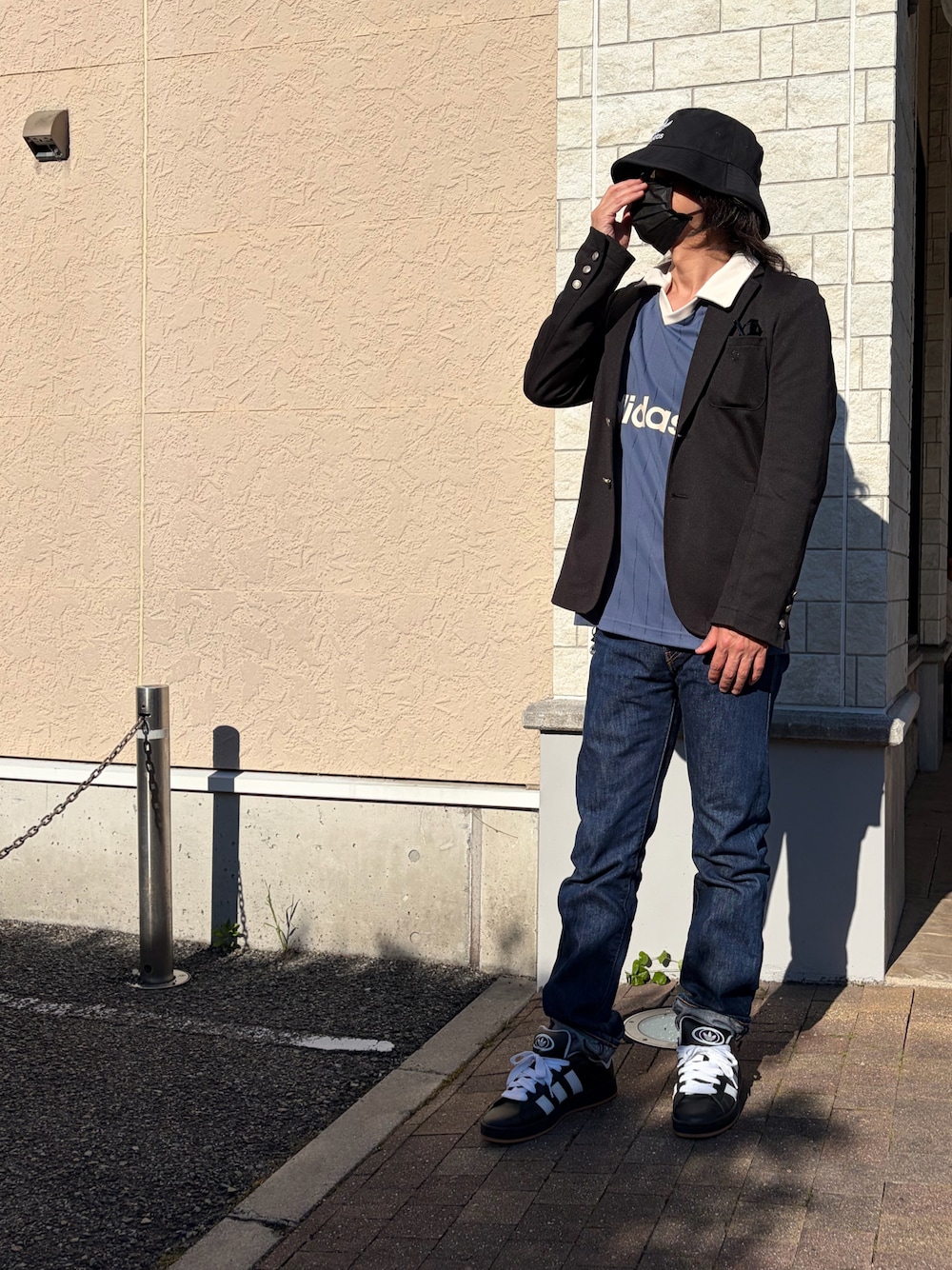 ブルー系のジャージ、ブラック系のテーラードジャケット、ブルー系のデニムパンツを着用したメンズの夏コーディネートの1枚目の写真