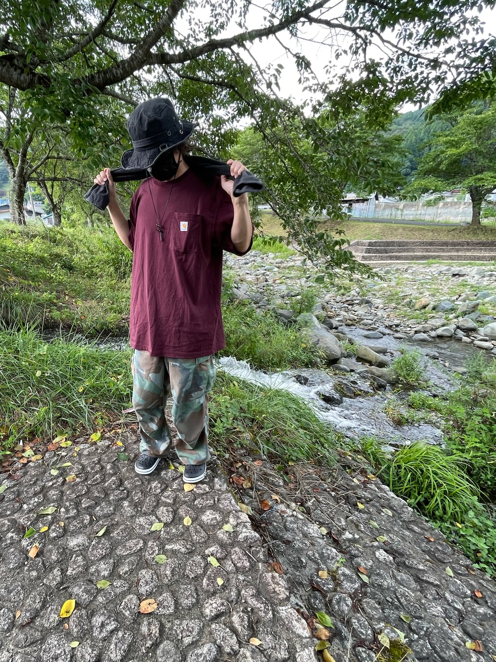 「夏コーデ、カーゴパンツ、迷彩パンツ、carhartt、クロックス、キャンプ、カーハート、crocs、サファリハット、ハット、リラックススタイル、夏休み」｜「crocsの《crocs》クロックス バヤバンド クロッグ（サンダル、ブラック系）」を使った、ロク弦さん（メンズ・170cm）の夏コーディネートの1枚目の写真
