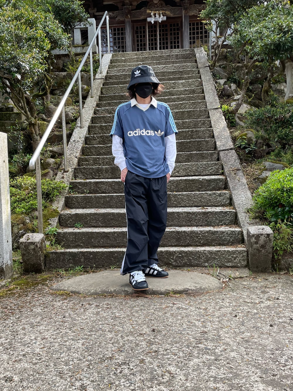 ブルー系のTシャツ/カットソー、ブラック系のスニーカー、ブラック系のその他パンツを着用したメンズの春コーディネートの1枚目の写真