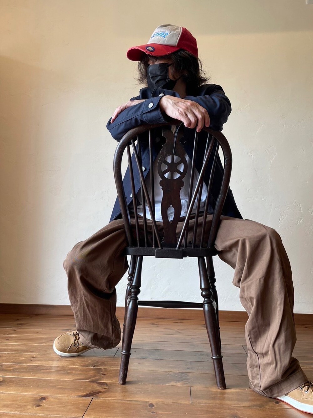 ブラウン系のスニーカー、ブルー系のその他アウター、ブラウン系のその他パンツを着用したメンズの秋コーディネートの1枚目の写真