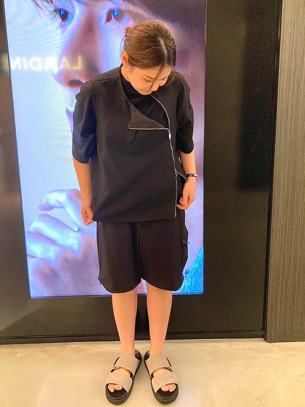 「エンポリオアルマーニ、EMPORIO ARMANI、カーゴパンツ、オールブラック、オーバーサイズ、メンズライク」｜「EMPORIO ARMANIのアイテム（Tシャツ/カットソー、ブラック系）」を使った、ROSEさん（メンズ・160cm）の夏コーディネートの1枚目の写真