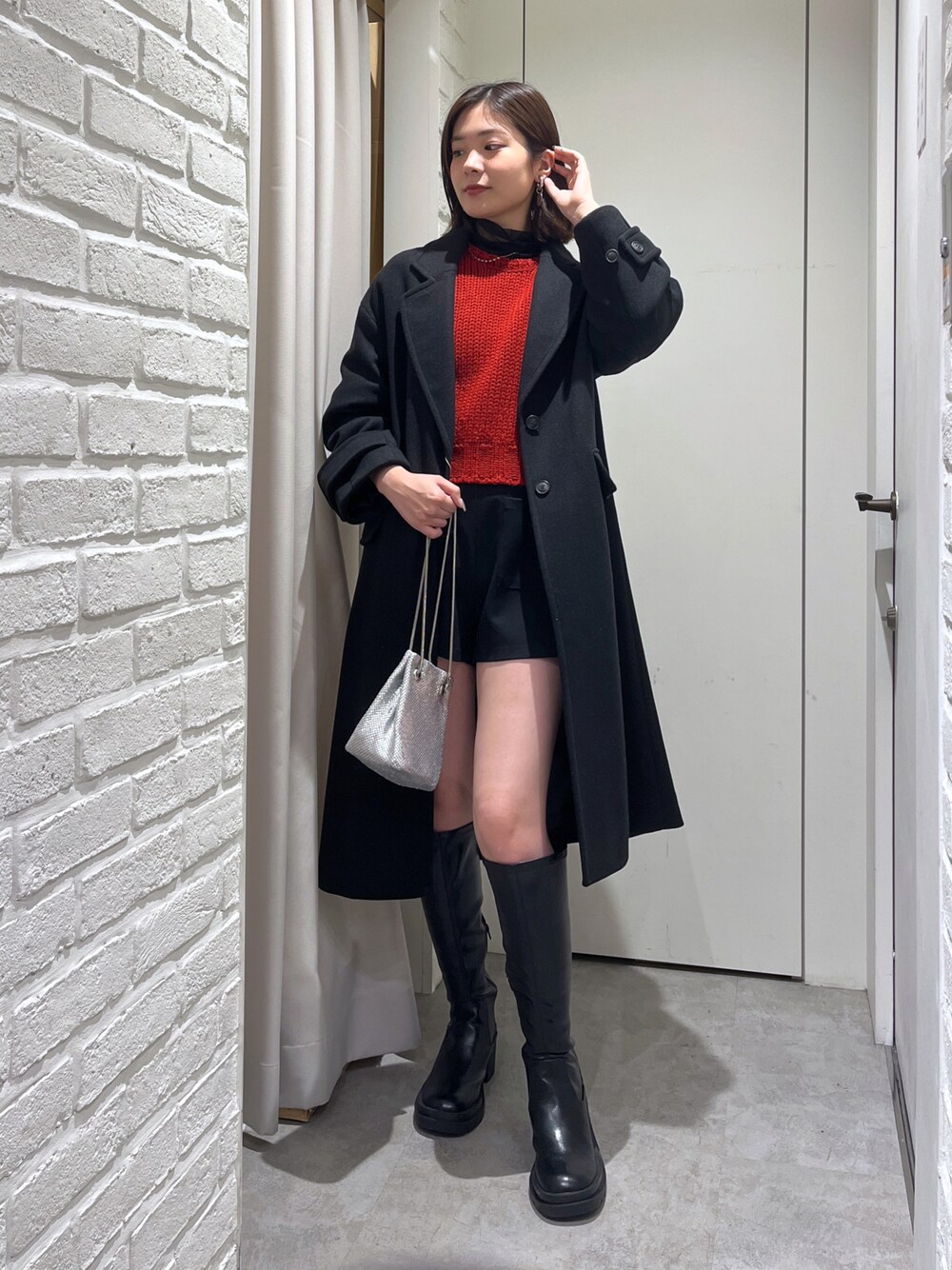 「秋服、秋服コーデ、休日スタイル、大人可愛い、ブーツスタイル、アウター、ロングスカート、ショートパンツ、ロングブーツ、ニット、クリスマス、シアートップス、赤ニット、ブラック、コート」｜「FREE'S MARTの◆バックオープンローゲージニット（ニット/セーター、レッド系）」を使った、mizukiさん（レディース・162cm）の秋コーディネートの1枚目の写真