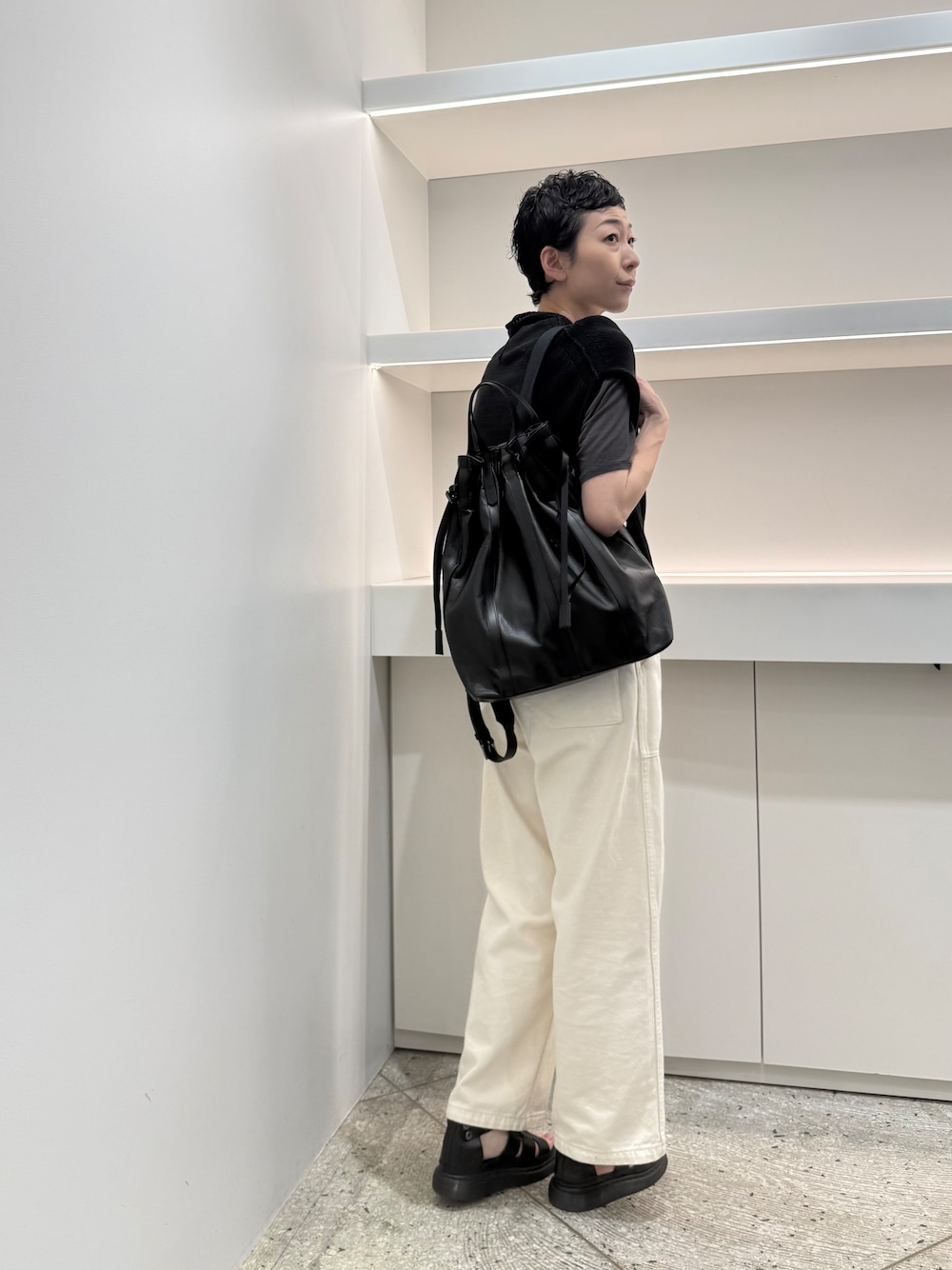 ブラック系のバックパック/リュックを着用したレディースの夏コーディネートの1枚目の写真