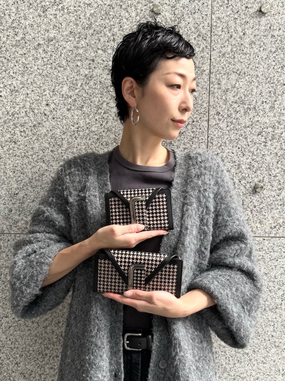 ベージュ系の財布、ベージュ系の財布を着用したレディースの秋コーディネートの1枚目の写真