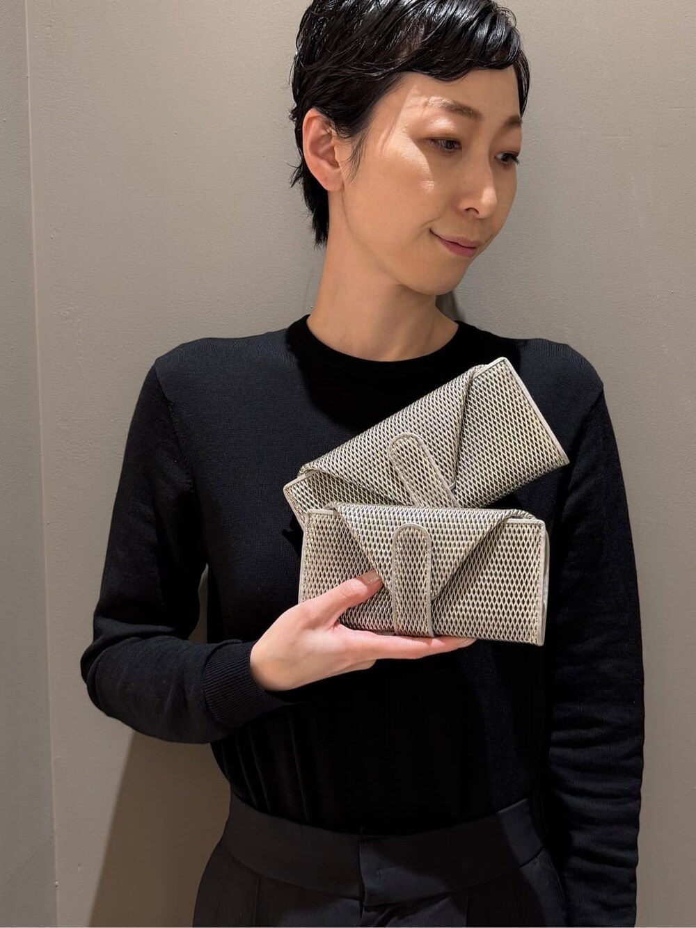 ゴールド系の財布、ゴールド系の財布を着用したレディースの春コーディネートの1枚目の写真
