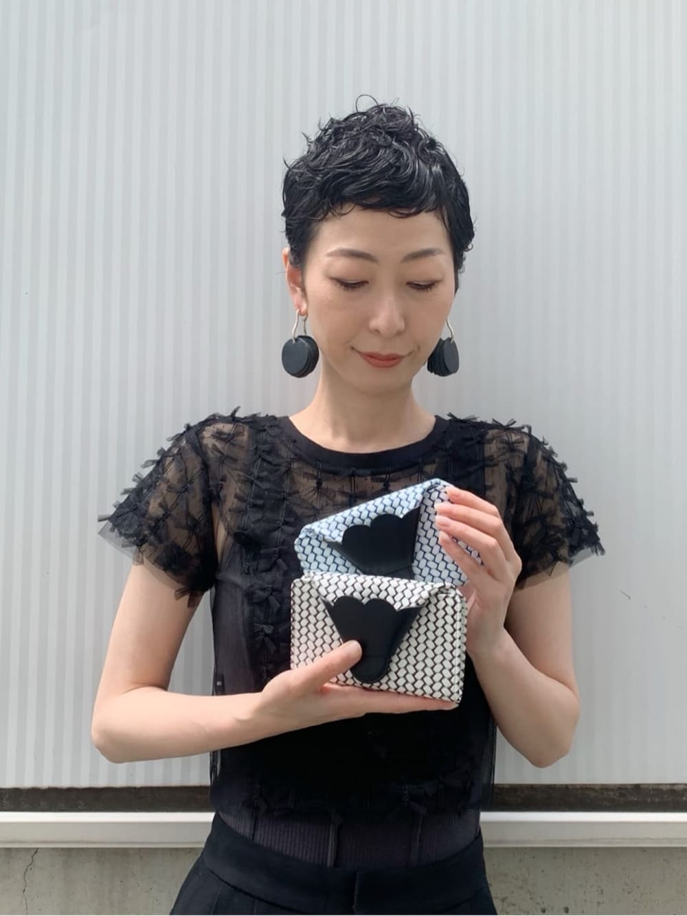 ブルー系の財布、ブラック系の財布を着用したレディースの夏コーディネートの1枚目の写真