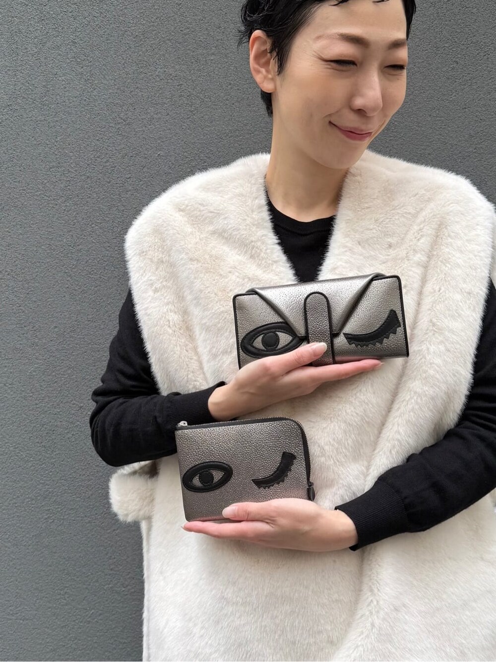 シルバー系の財布、シルバー系の財布を着用したレディースの秋コーディネートの1枚目の写真