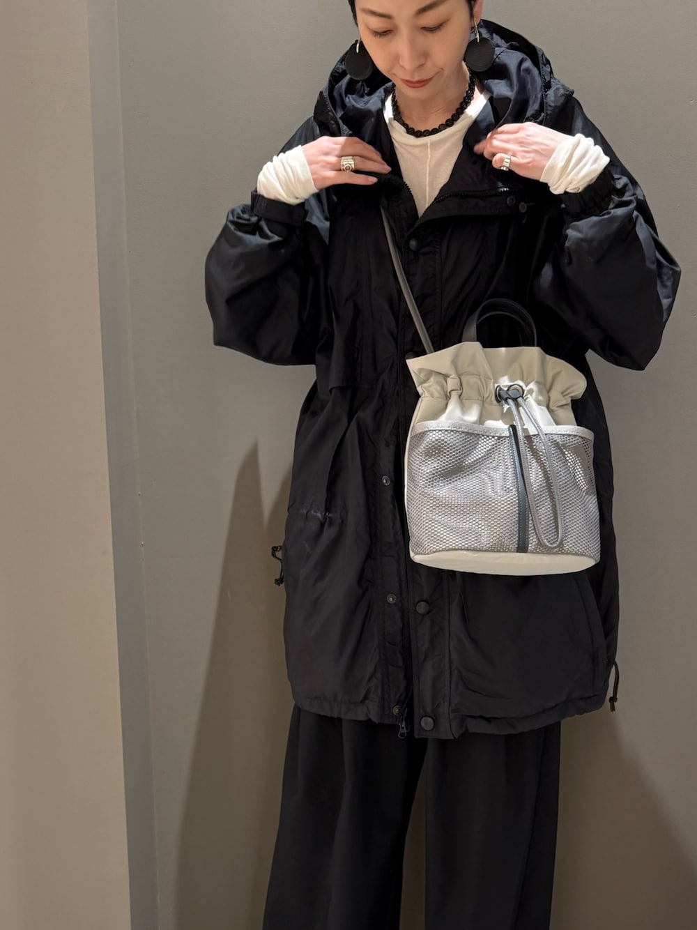 グレー系のショルダーバッグ、シルバー系のリング、シルバー系のリングを着用したレディースの春コーディネートの1枚目の写真