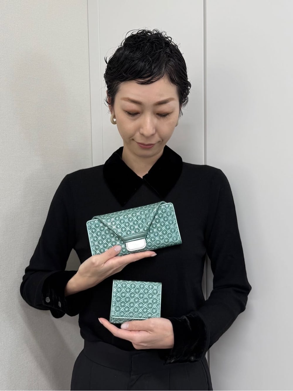 グリーン系の財布、グリーン系の財布を着用したレディースの秋コーディネートの1枚目の写真