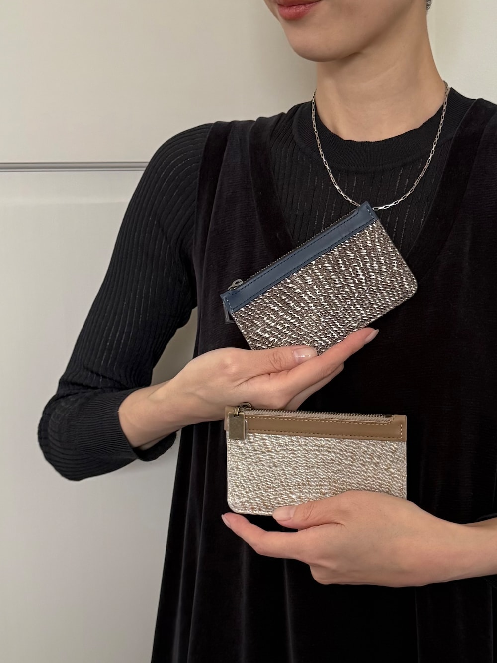 ホワイト系のトートバッグ、グレー系の財布、シルバー系の財布を着用したレディースの秋コーディネートの1枚目の写真