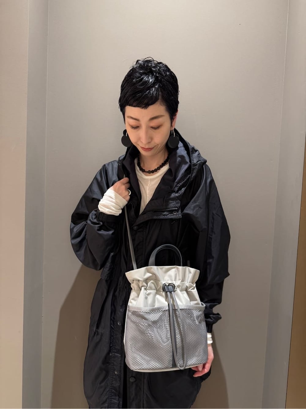 グレー系のショルダーバッグを着用したレディースの春コーディネートの1枚目の写真