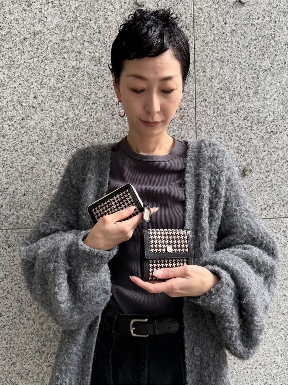 ベージュ系の財布、ベージュ系のキーケース/キーアクセサリーを着用したレディースの秋コーディネートの1枚目の写真