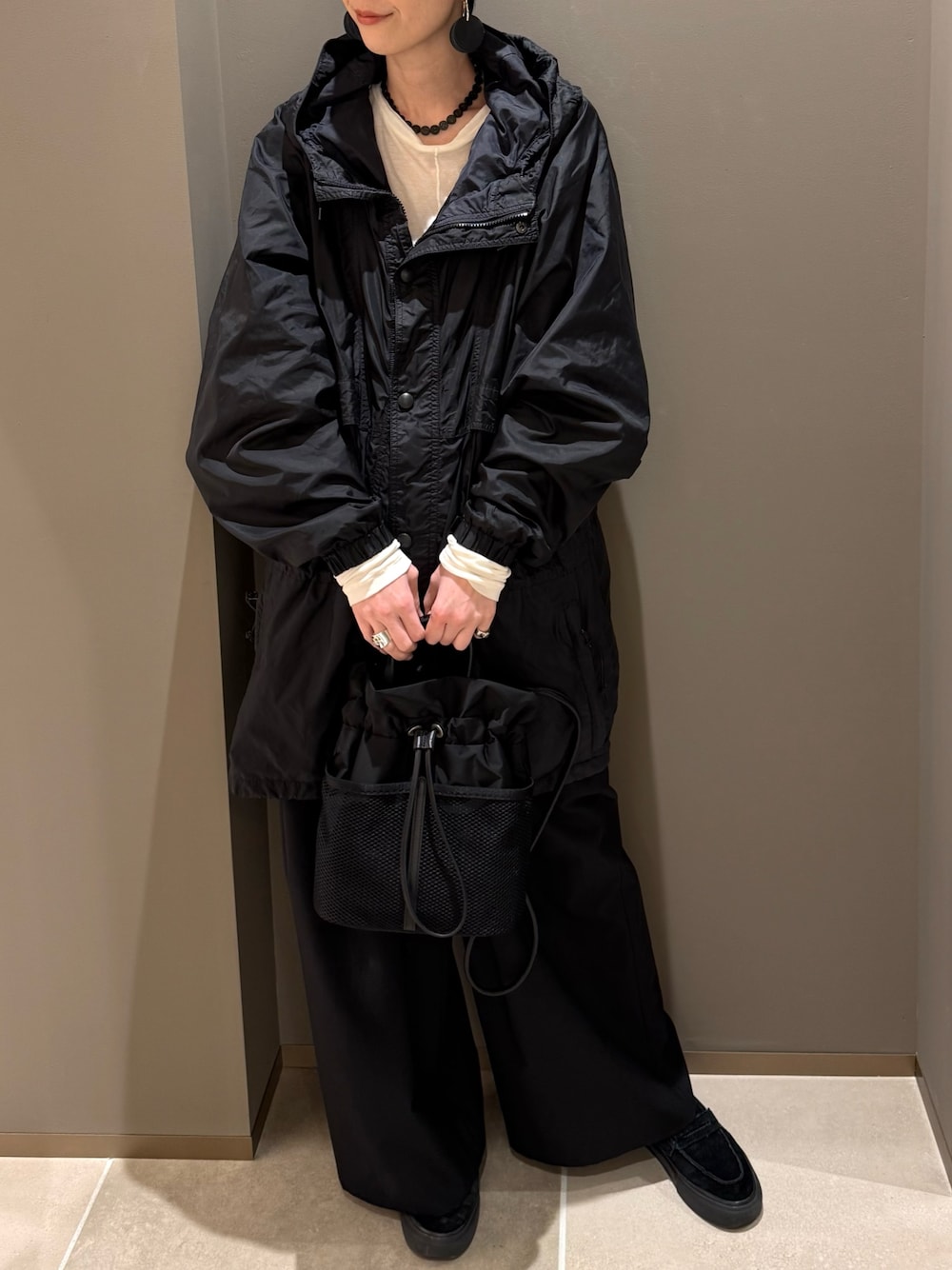 ブラック系のショルダーバッグ、シルバー系のリング、シルバー系のリングを着用したレディースの春コーディネートの1枚目の写真