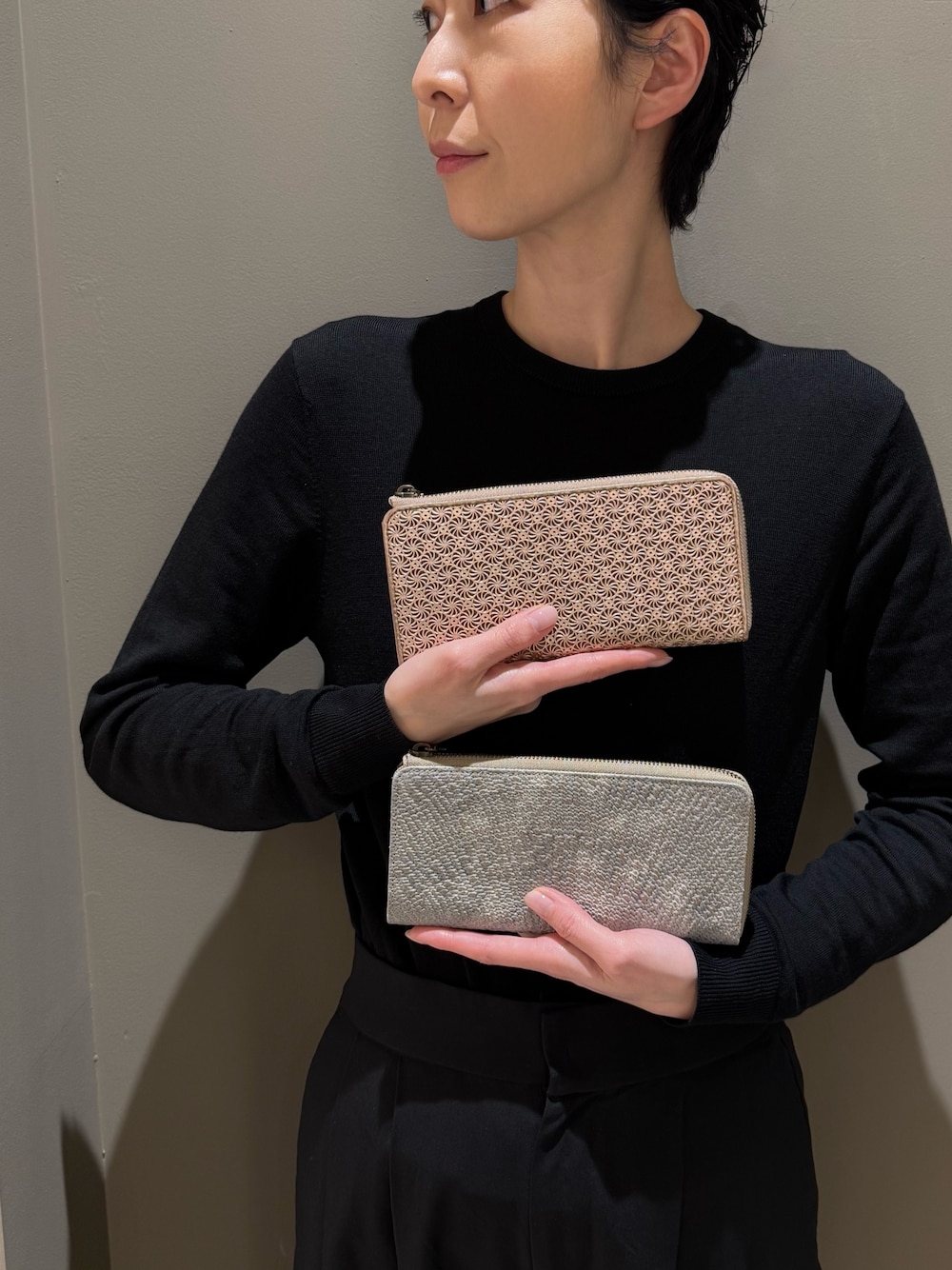 ピンク系の財布、グレー系の財布を着用したレディースの春コーディネートの1枚目の写真